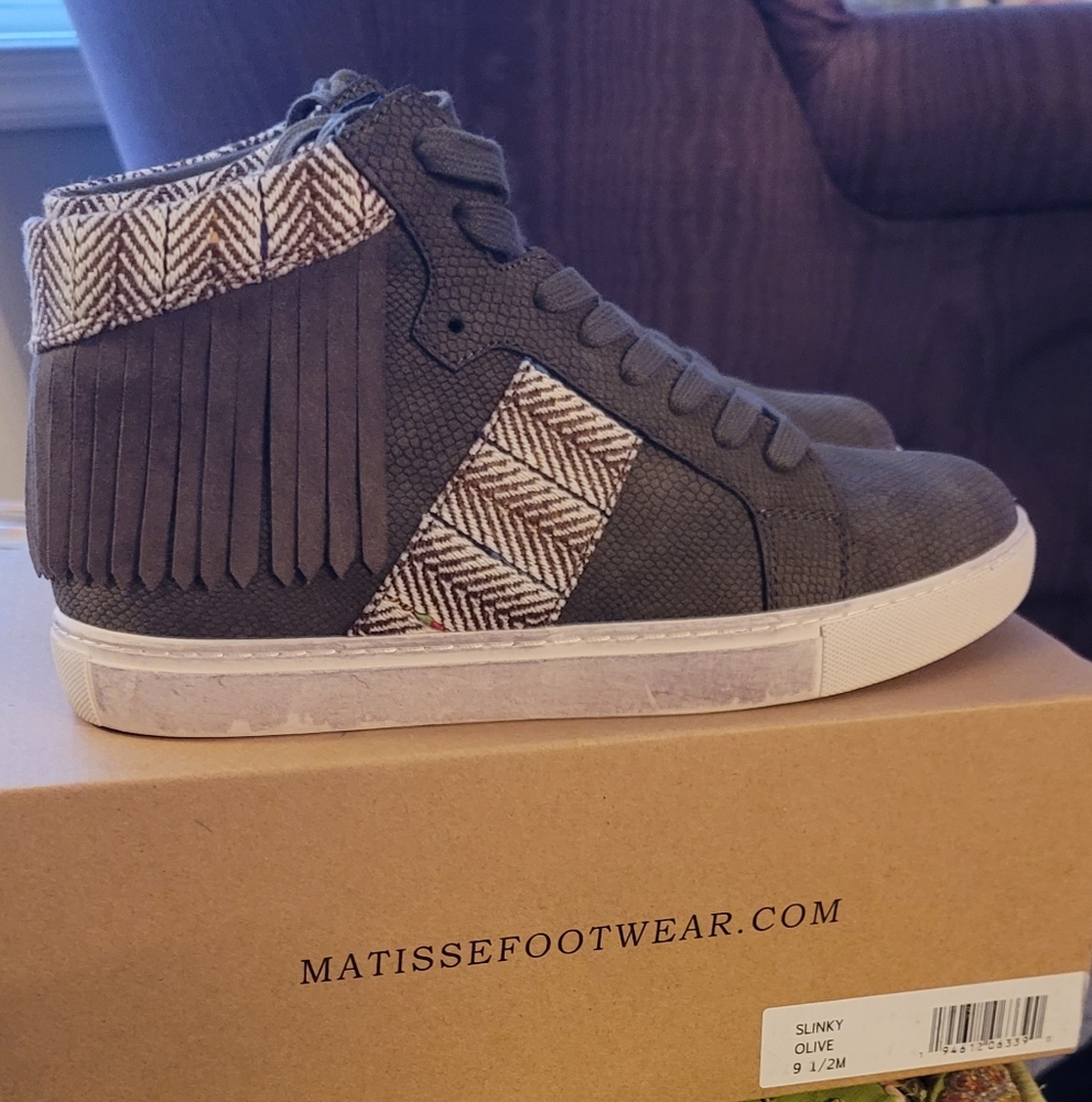 Matisse NWOT Moccasin Inspired Fringe High Top Sneaker Sz 9.5
